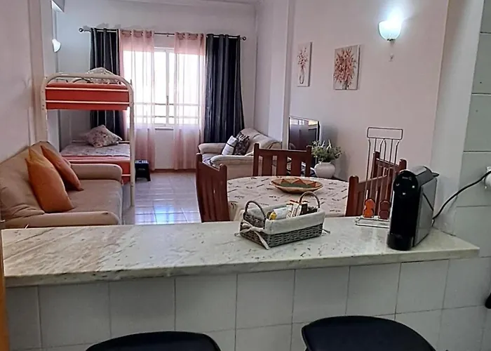 Near - Family - Sleeps 4 - Wifi - Parking Appartement Costa de Caparica